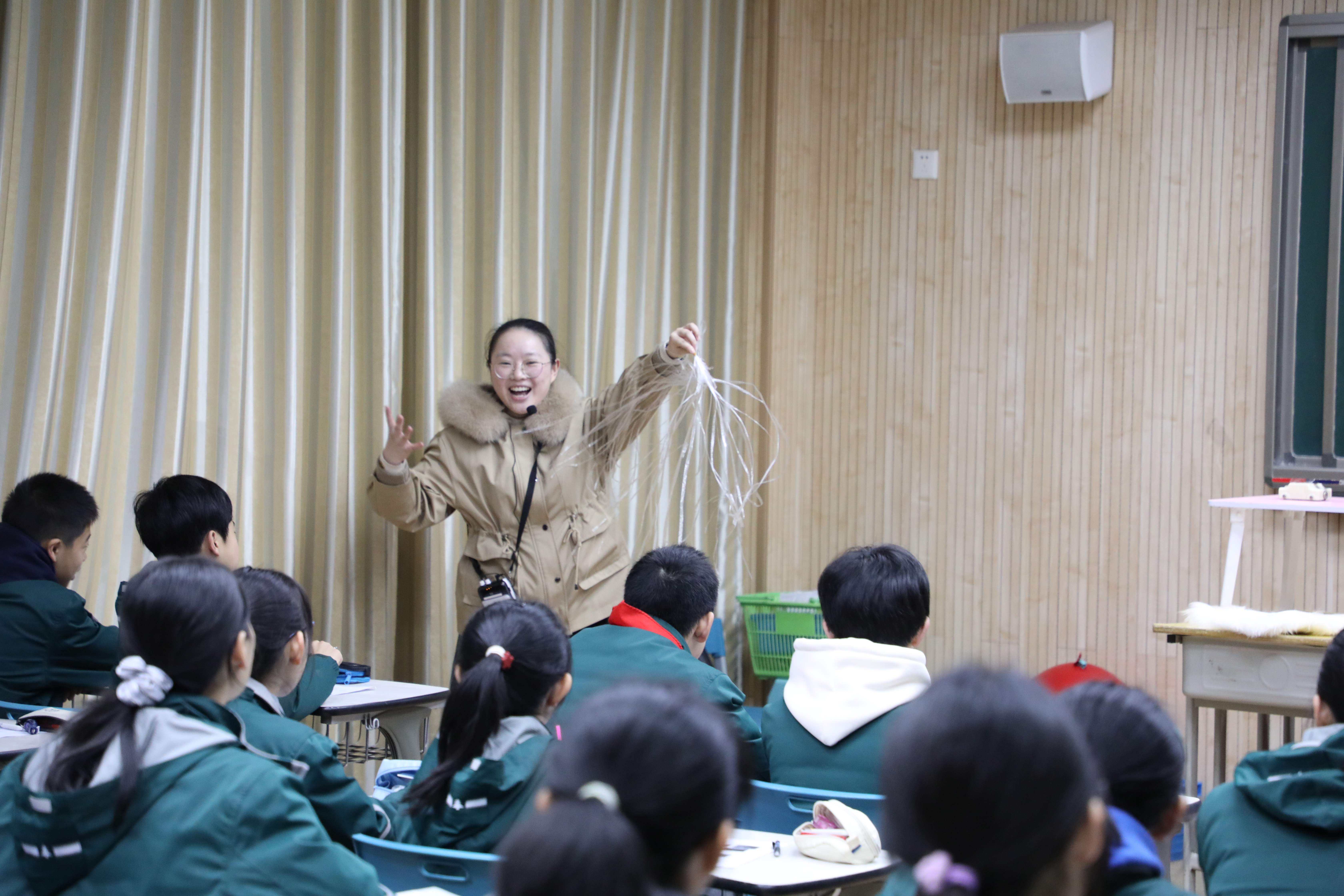 5王钰老师在上《力》.JPG